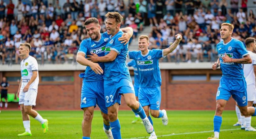 A pályán és a lelátón is példát mutattak: a fiatalok után újabb fontos mutatóban tarolt a Karcagi SC