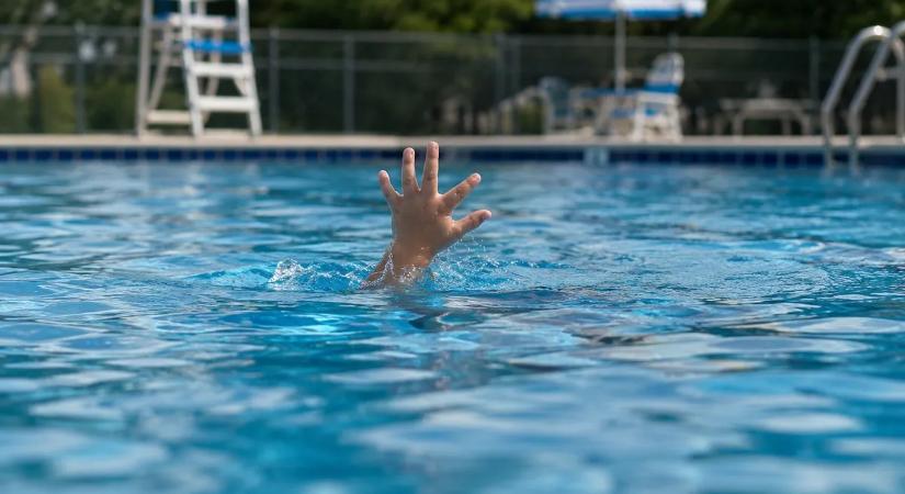 Megszólalt a nő, akinek vízbe fulladt az 5 éves gyereke a budapesti strandon