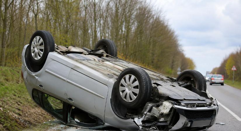 Felborult egy autó Pápa és Nyárád között, lezárták az utat