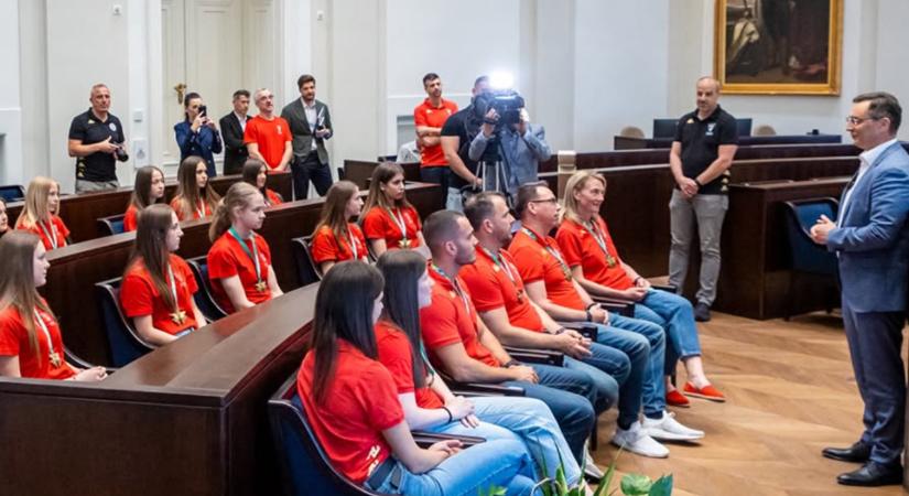 Papp László a Városházán fotózkodott az Ifjúsági Bajnokok Ligája-győztes kézis lányokkal