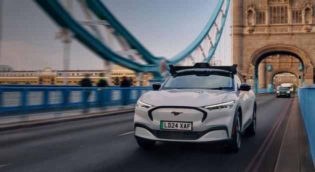 Ha lassan is, de Európában is beindulnak a robotaxik