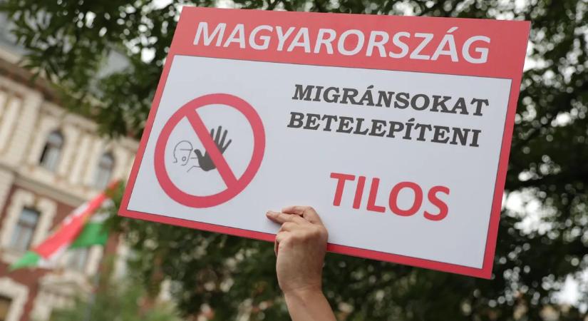 444/Lakmusz: csaknem 8 ezres migránstáborral jár a migrációs paktum elfogadása
