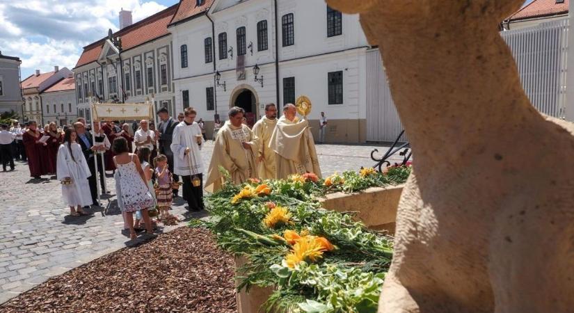 Úrnapi körmenettel ünnepeltek a hívek a várnegyedben
