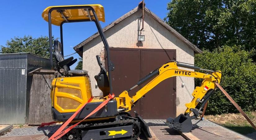 Kicsi, de minden árokkal elbír – mutatjuk, milyen eszközzel gyarapodott a falu önkormányzata
