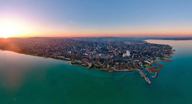 Új fényben a sportélet: világítással gazdagodtak a strandröplabda pályák Balatonalmádiban