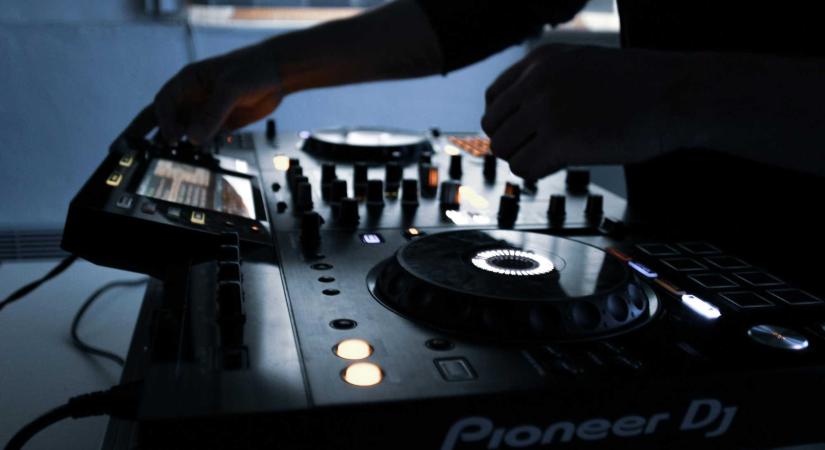 Itthon vették őrizetbe a férfit, aki norvég klubokból lopta a DJ-felszerelést