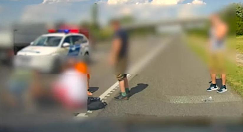 Dráma az M7-esen: ütközés után a külső sávba zuhant a vérző motoros – videó