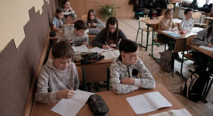 Riasztó számok: a háború teljesen szétverte az ukrán oktatást, a tanárok kétségbeestek