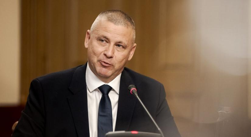 Ruszin-Szendi Romulusz szerint a leköszönt honvédelmi vezetés levendulába áztatott törölközőt kért a szállodától az EU-csúcsra