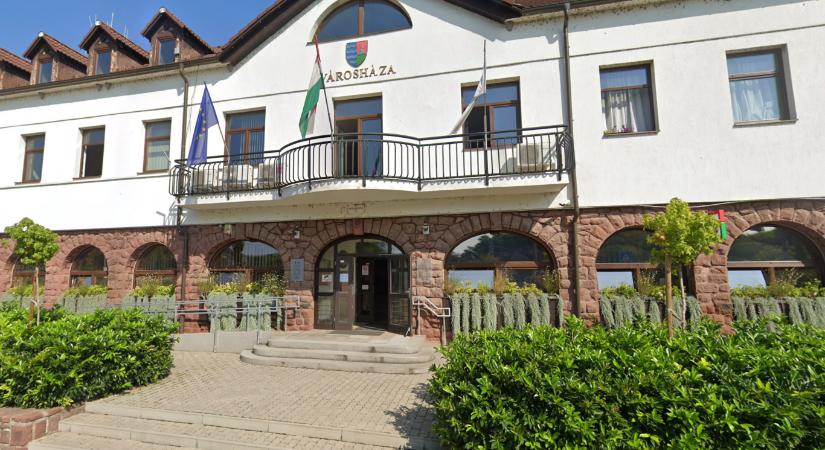 Elítélték Balatonalmádi korábbi polgármesterét, mert rejtett kamárával figyelte meg a jegyzőt