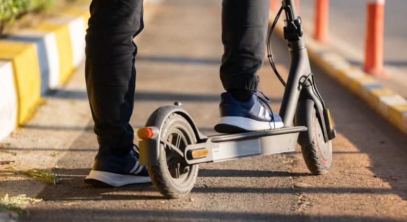 Betiltják a mobilozást a zebrán, korlátozzák az e-rollerezést – új szabályok Szlovákiában