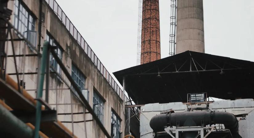 A lezárt gyár tetejére másztak, a mélybe zuhant egy 17 éves fiú – most harcol az életéért