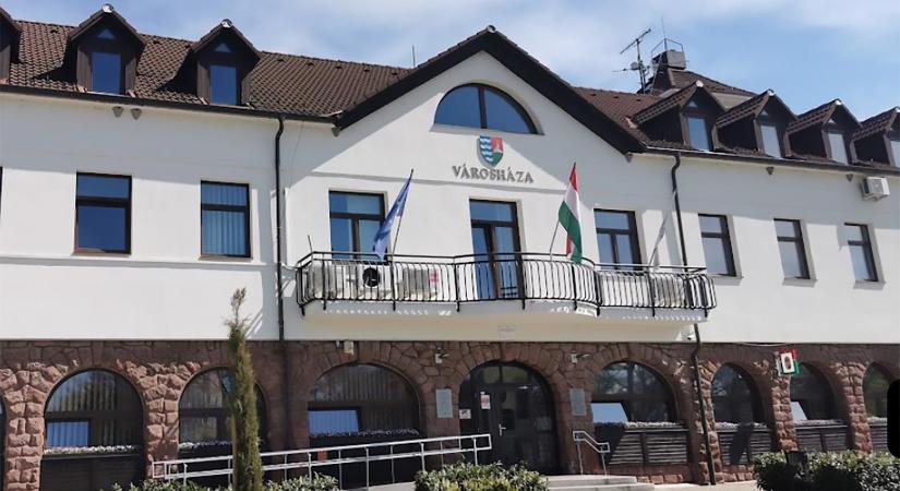 Bekameráztatta a jegyző irodáját, pénzbüntetésre ítélték a volt balatonalmádi polgármestert