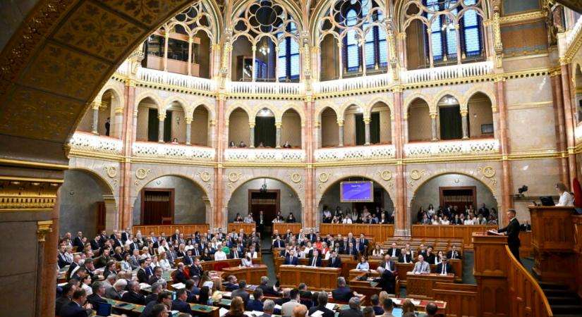 Videón, ahogy elalszik a tiszás képviselő a parlamentben