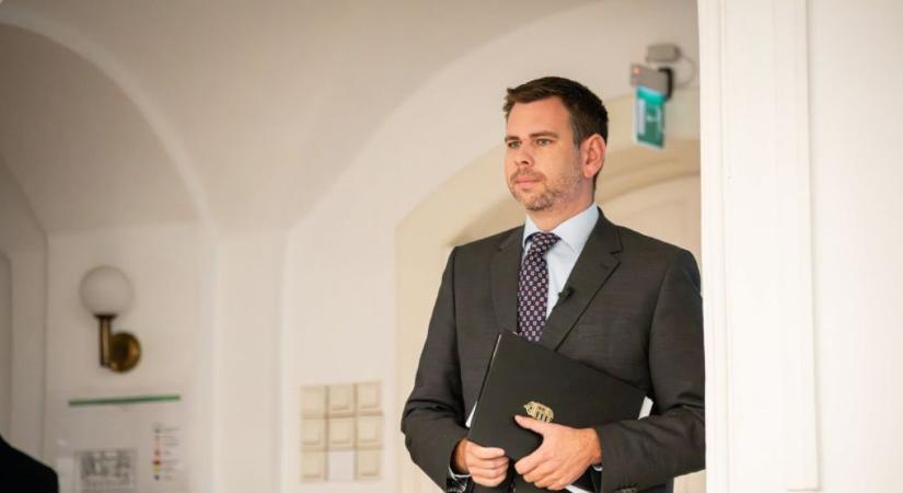 Vitézy Dávid új videóban pörkölt oda Lázár Jánosnak