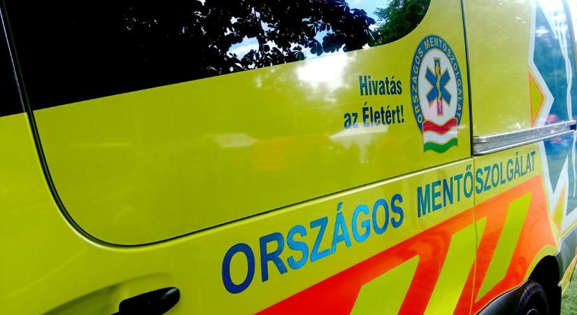Buszbaleset az autópályán, a bicskeiek rohantak segíteni!