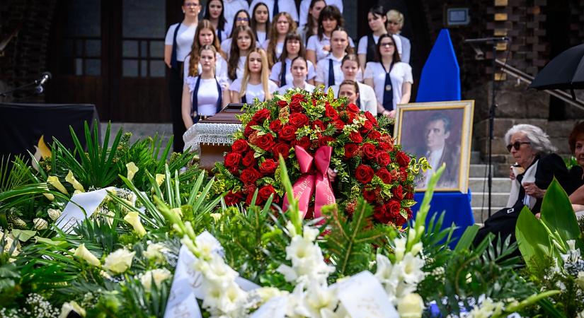 Debrecen saját halottjának kijáró tisztelettel helyezték örök nyugalomra Polgár Sándort – fotókkal, videóval