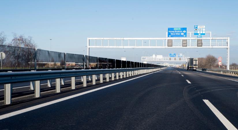 Most érkezett: 8 gyerek sérült meg egy balesetben az M1-es autópályán