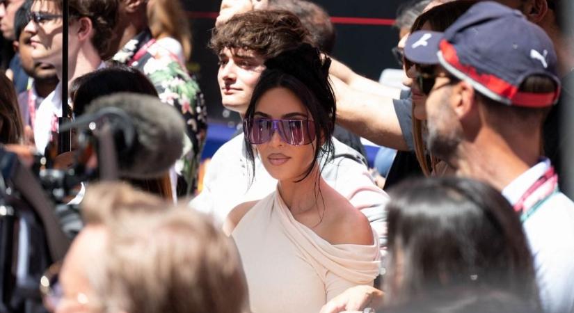 „Ez már mindent visz” – Nekimentek a rajongók Kim Kardashiannek: lenyúlt egy törölközőt a Monacói Nagydíj győztesétől