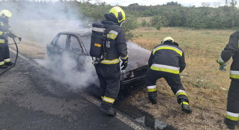 Füstölni kezdett, majd lángra kapott egy autó a forgalmas főúton – a legtöbb sofőr nem is sejti, mi okozza a bajt  fotók