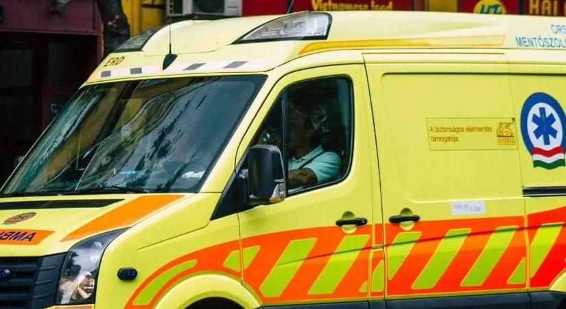 Most érkezett: gyerekeket szállító kisbusz rohant kamionba az M1-esen, rengeteg a sérült