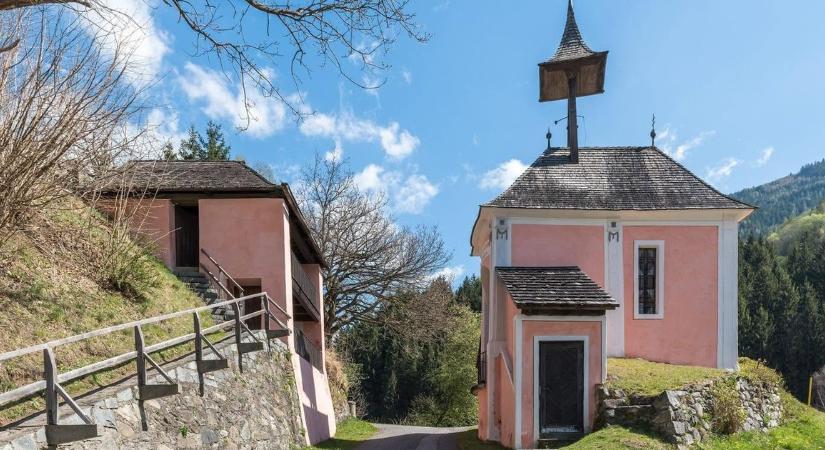 Egyik oldalon a mise, másik oldalon a hívek: út vágja ketté az osztrák templomot, ahol magyar papok is miséztek