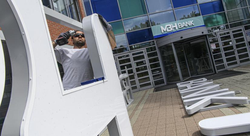 Tőkéstárs vagy tettestárs? Keresik a fogást Mészáros és Tiborcz bankjain