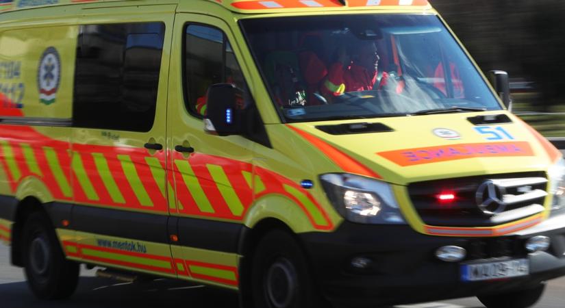 Beleszaladt egy gyerekeket szállító busz egy kamionba az M1-es autópályán! Sok a sérült
