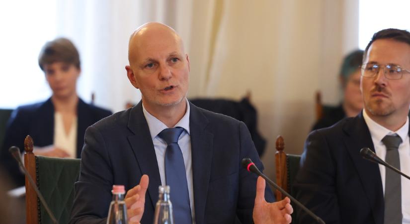 Videó: megszólalt az autógyűjtő miniszter - ezekből a modellekből áll családi flottájuk, de van két veteránja is