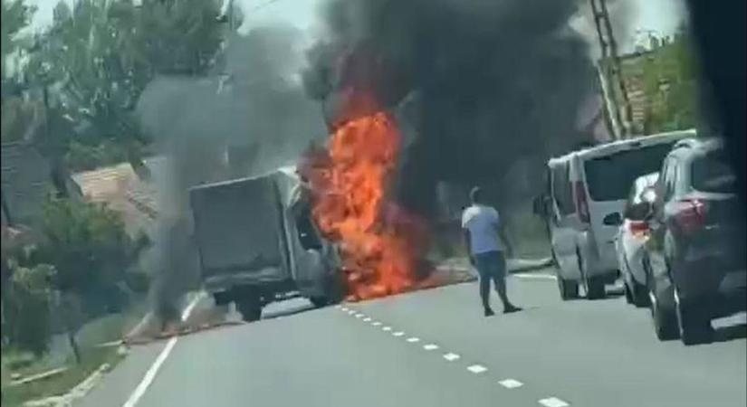 Kigyulladt egy kisteherautó a 8-as főúton (helyszíni fotók)