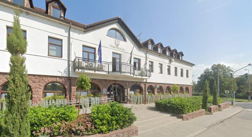 Jogerősen elítélték Balatonalmádi egykori polgármesterét, mert kamerával leselkedett a jegyző után