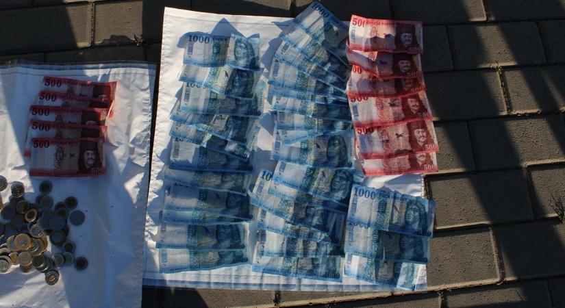 Csíkos pólót tekert a fejére maszk gyanánt a dohánybolti betörő, de a riasztó így is lebuktatta – Menekülés közben még a kését is elhagyta