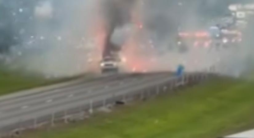 Tűzijáték küldte szét egy teherautó platóját, megbénult az autópálya