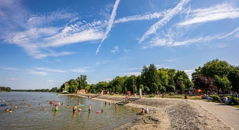 Büfé, új vizesblokkok és rendezett partvonal: megújul a dombori strand