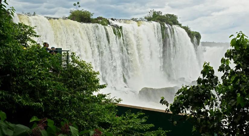 Mobiltelefonjáért kockáztatta az életét egy turista az Iguazú-vízesésnél – videó