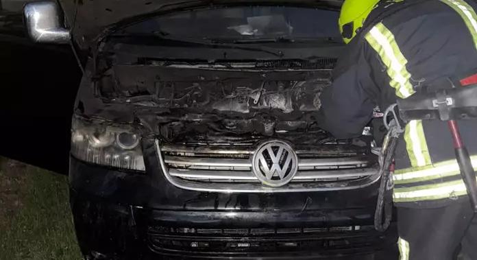 Lángra kapott egy mikrobusz Kárpátalján – a tűzoltók megakadályozták a nagyobb bajt