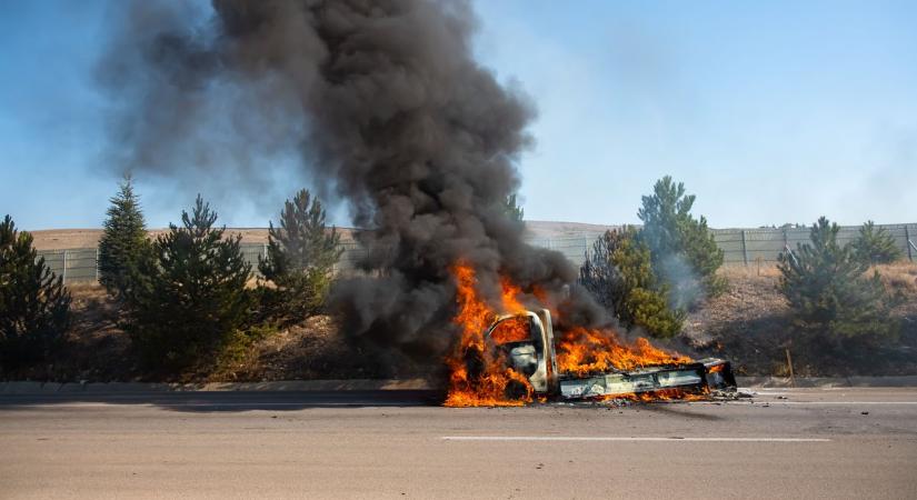 Óriási füstoszlop emelkedett az M44-es fölé, teljesen kiégett egy kisteherautó