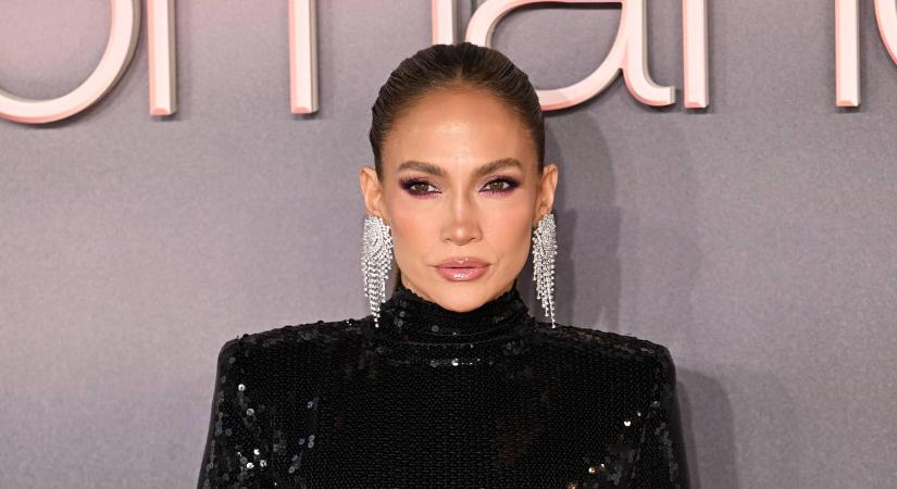 Jennifer Lopez 56 évesen is bomba formában: alig takaró bikiniben mutatta meg az alakját