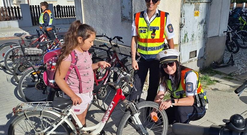 Baleset-megelőzési kampány Gönyűn – Bringások és rolleresek találkozhattak a rendőrökkel