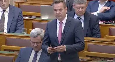Gyerekmesével oktatták Németh Balázst a Parlamentben, miután kiborult a „leeső farkú csacsi” jelzőn