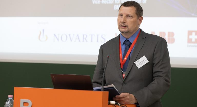 Svájcból jött haza a Tisza államtitkára, az Indexnek elárulta, mit hozott magával