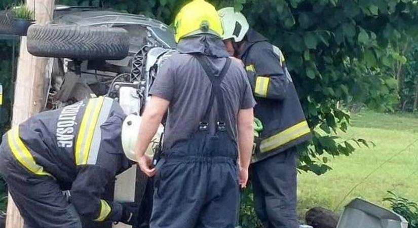 Kapunak csapódott az autó – képek és új információk a 74-esen történt balesetről