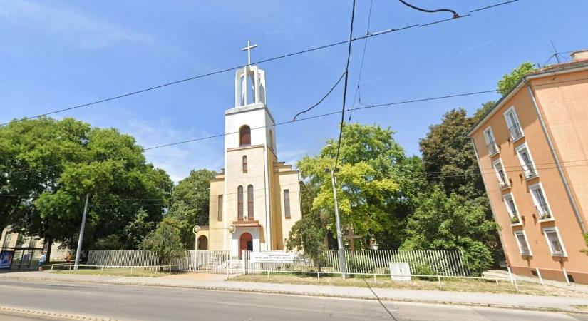 Vizsgálatot indított az egri érsek egy falragaszokon „bűnös viszonnyal” vádolt pap ügyében