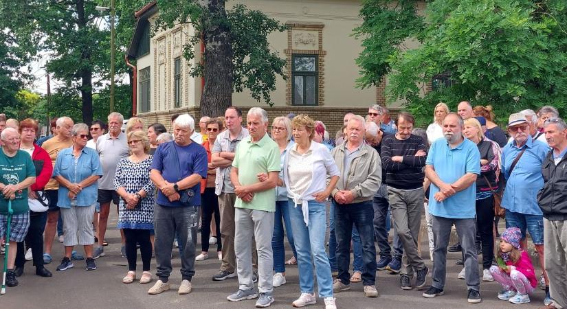Fogy a helyiek türelme a strand miatt, azonnali válaszokat követelnek: oda a gyógyvíz?