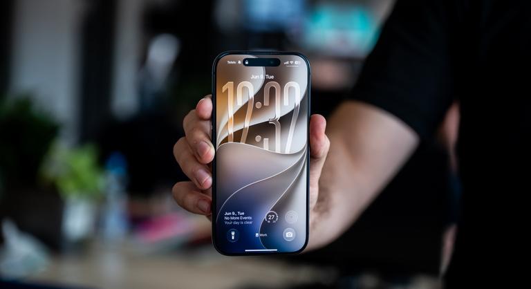 Ordít az új iOS-ről, hogy érkezik a hajtható iPhone