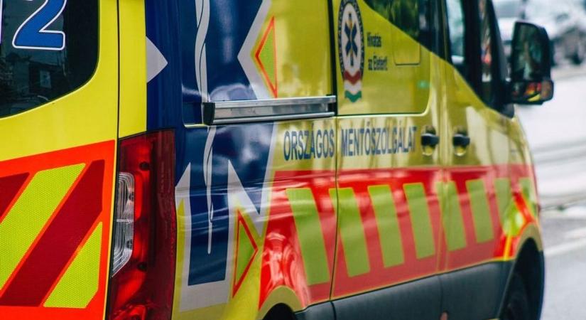 Súlyos baleset az M1-esen: gyerekeket szállító kisbusz és kamion ütközött