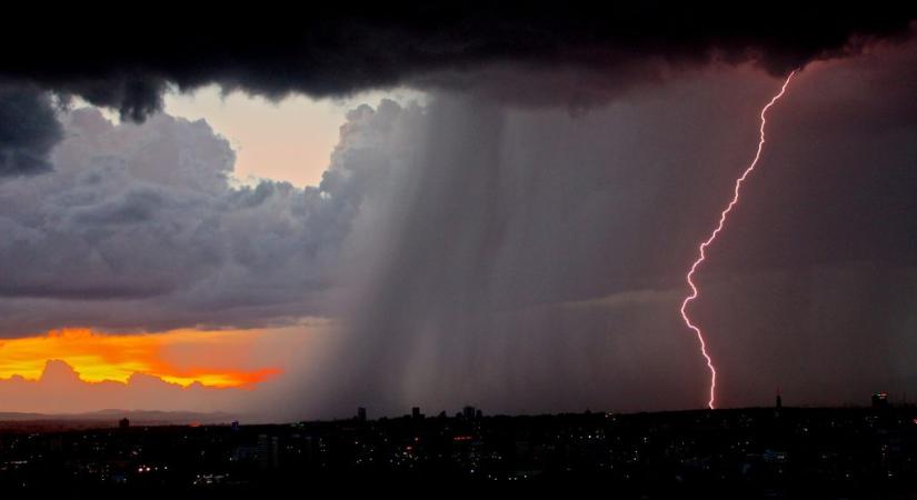 Heves zivatarokra és jégesőre figyelmeztetnek a meteorológusok