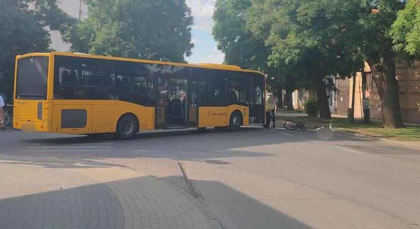 Helyszíni fotókkal! Elütött egy busz egy kerékpárost Hajdú-Biharban!