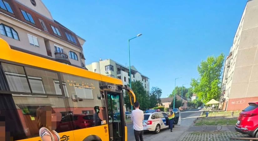 Zsebre tett kézzel nézték a fiatalok, ahogy a ceglédi buszsofőrt véresre veri az utas a nyílt utcán