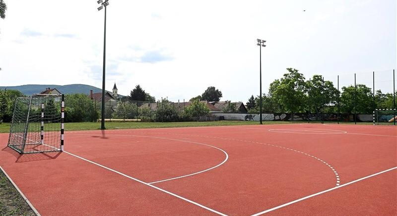 Új, modern sportpályát adtak át a Pásztorvölgyiben
